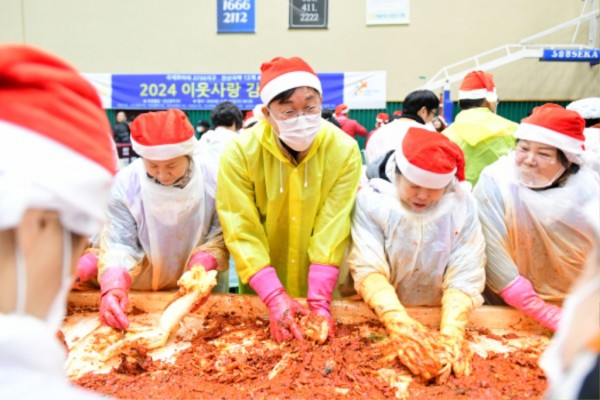 1.안산시, 김장 나눔 대축제 열어…‘온기 담아 소외계층에 김치 전달’(1).jpg