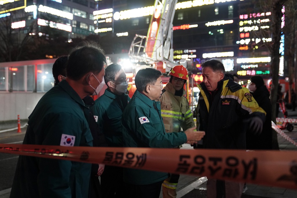 신상진 성남시장, 야탑동 복합건물 화재 현장 찾아 상황을 확인하고 있다4.jpg