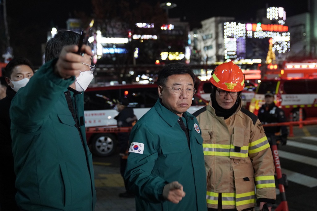 신상진 성남시장, 야탑동 복합건물 화재 현장 찾아 상황을 확인하고 있다2.jpg