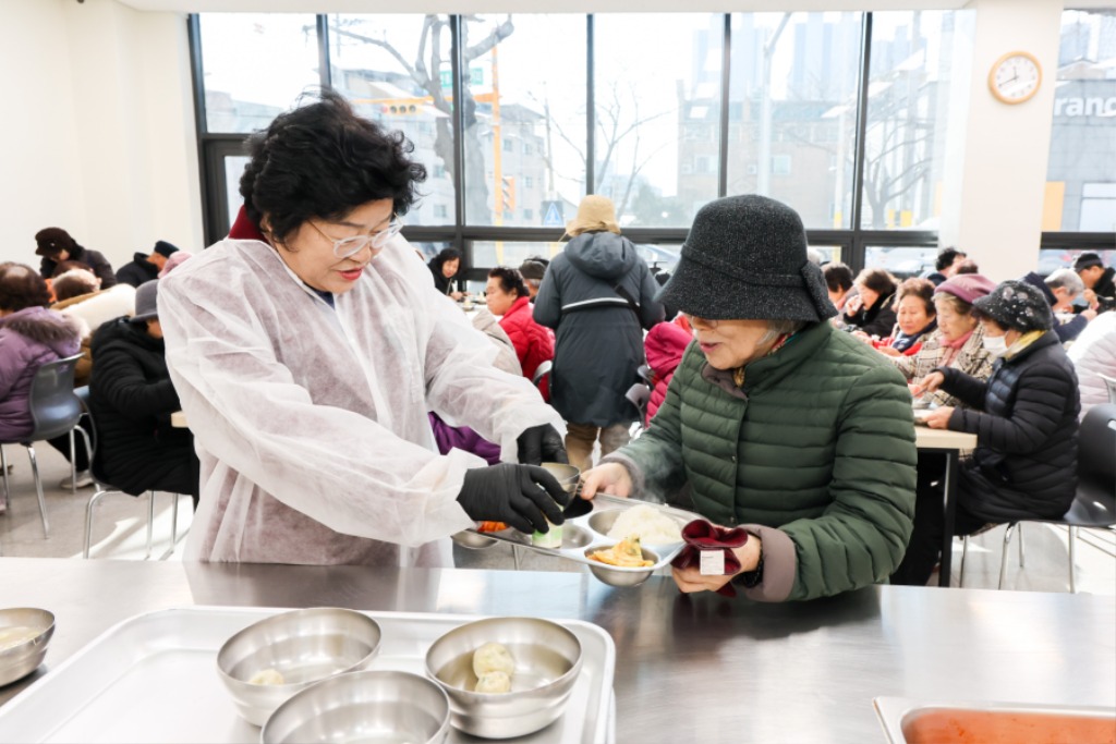 1.김경희 이천시장, 신년맞이 대한노인회 이천시지회 방문 및 에이스 경로식당 배식 봉사3.jpg