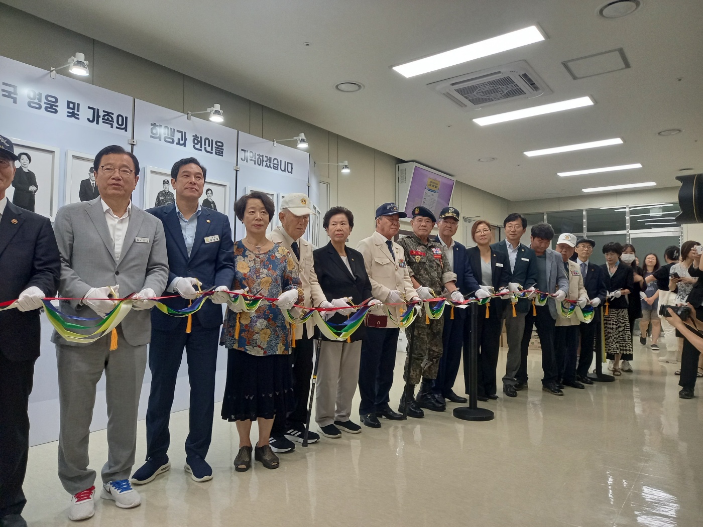 [포토] <기억으로 쓰는 역사 展> 전시회 호국영웅과 가족들과 함께 커팅식