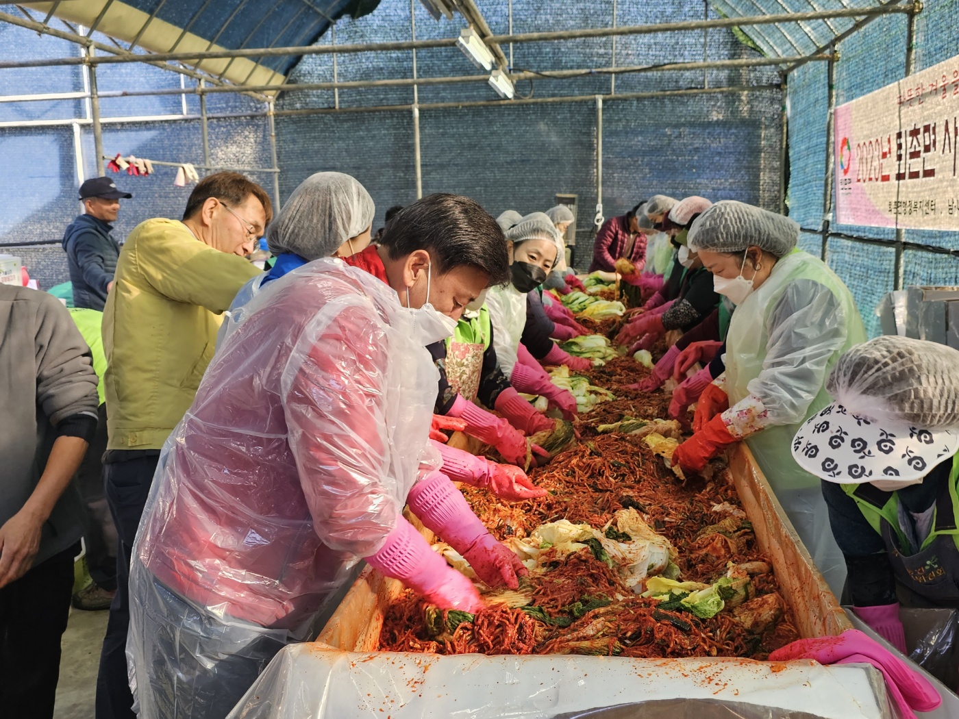 퇴촌면 주민 단체, 김장 나누기로 따뜻한 이웃 사랑 실천에 방세환 시장 전격 방문 김장 봉사...