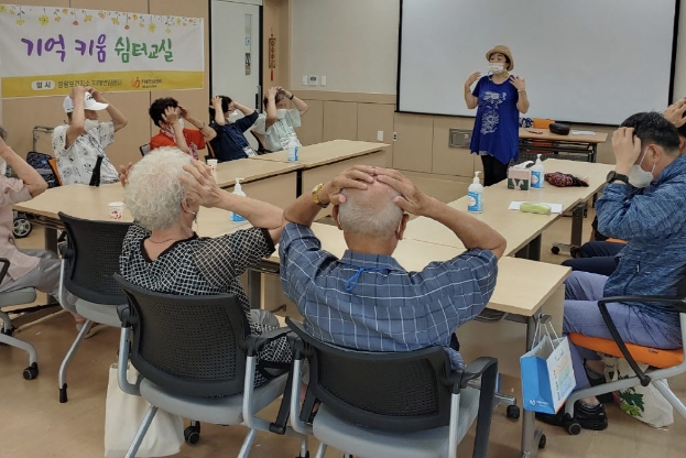 시흥시 정왕 치매안심센터 쉼터 프로그램 이용자, 후기 글 남겨 '눈길'