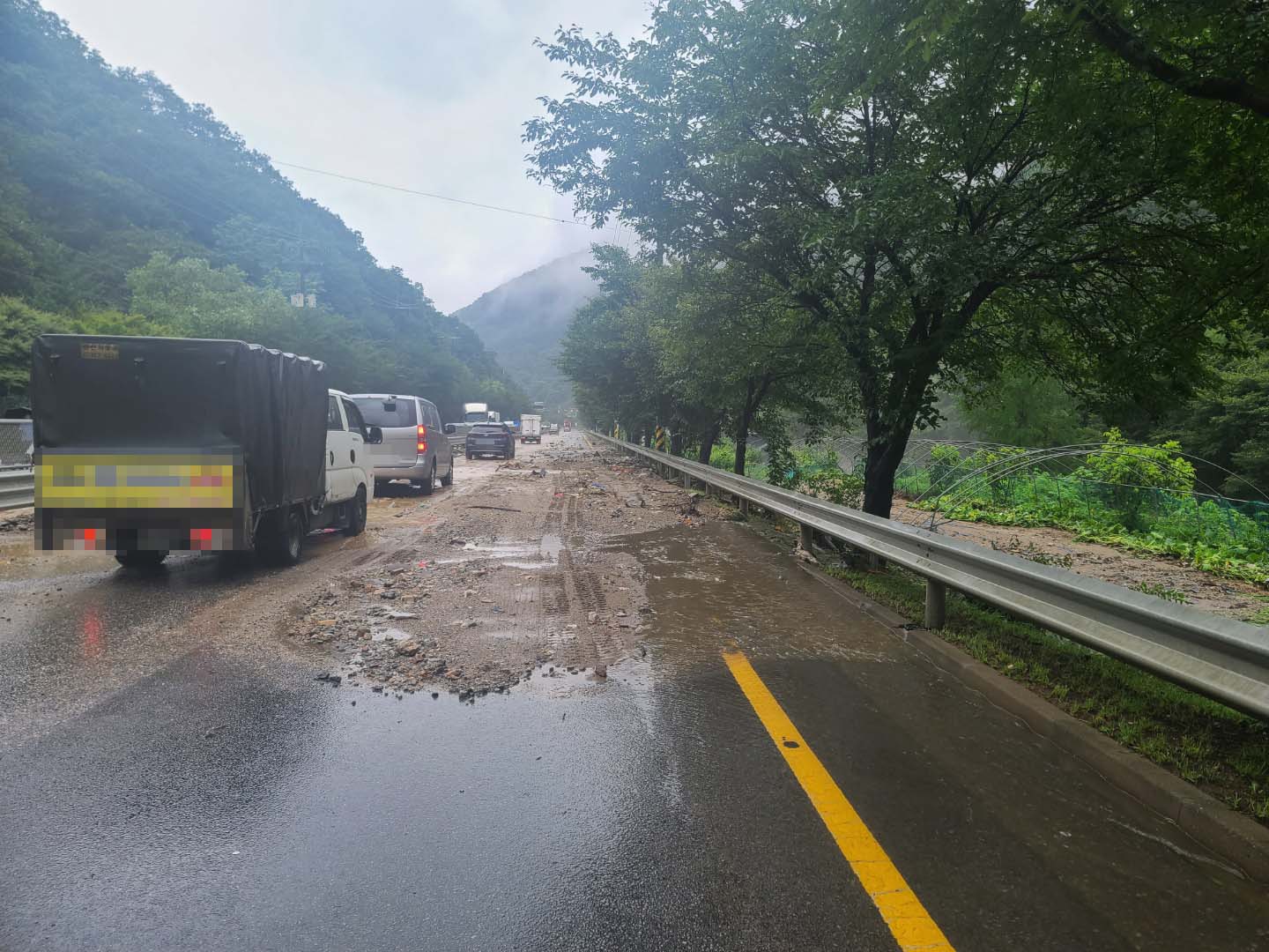 [포토] 경기도 광주 전날 내린 폭우로 출근길 정체