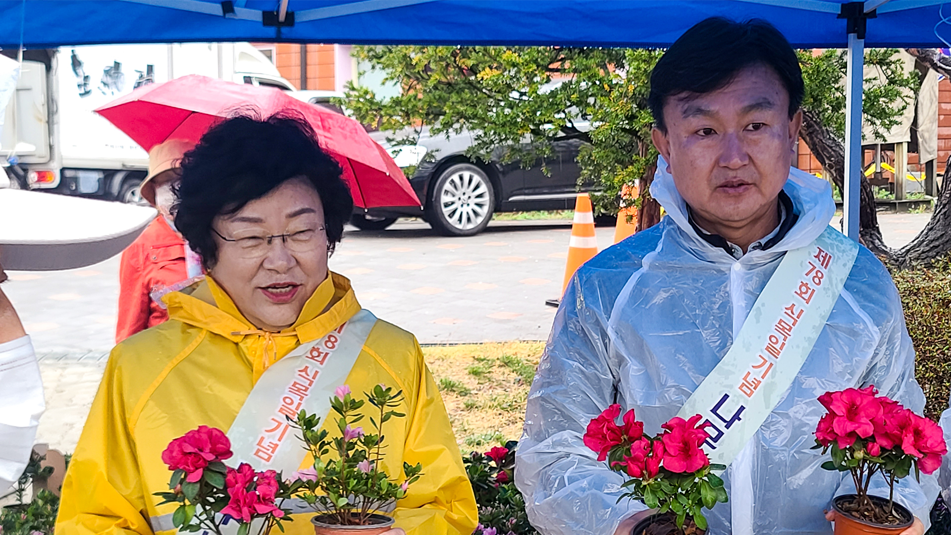 김경희 이천시장 “새로운 이천, 함께여는 미래” 나무 나눠주기 행사 4천명 몰려....