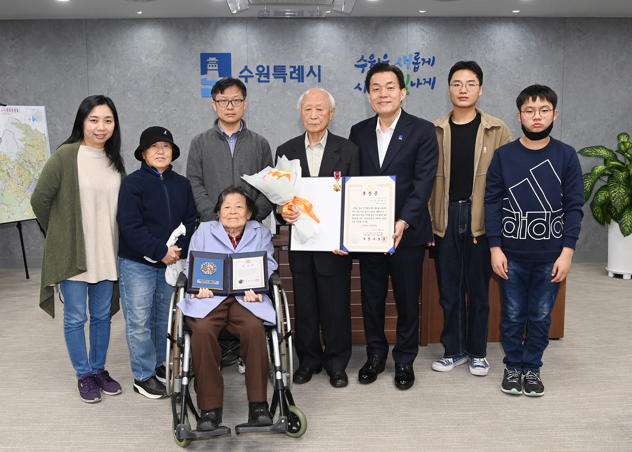 이재준 수원특례시장, 6.25전쟁 참전 유공자에게 ‘화랑무공훈장’ 전수