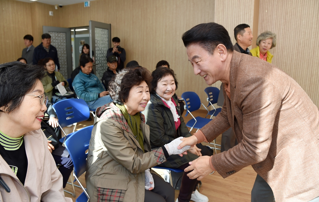 김동근 의정부시장, 신곡노인종합복지관에서 현장 시장실 열고 시민 의견 경청