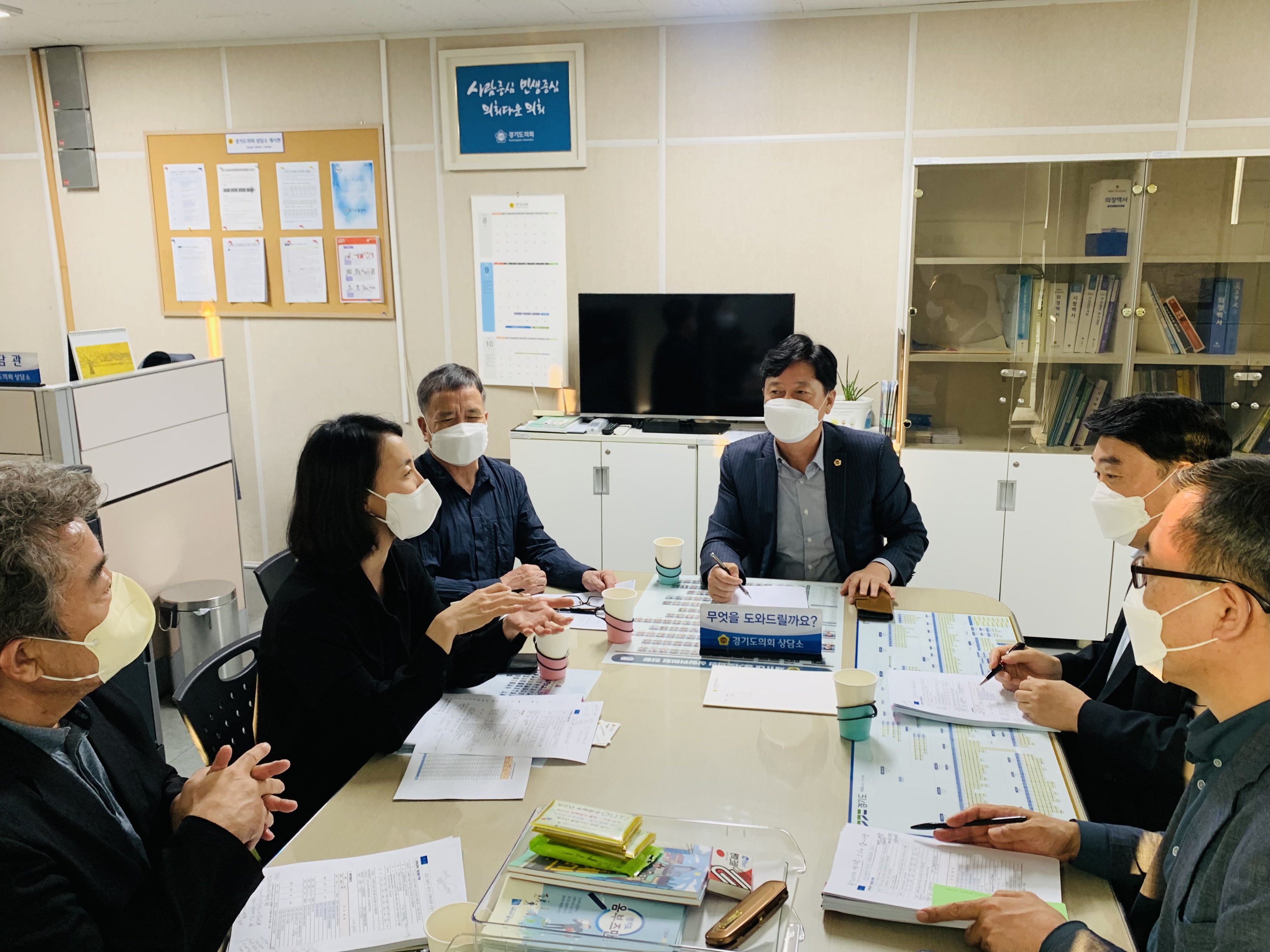 경기도의회 김영기 의원, 통합 교육지원청 분리 정책토론회 추진 회의 진행