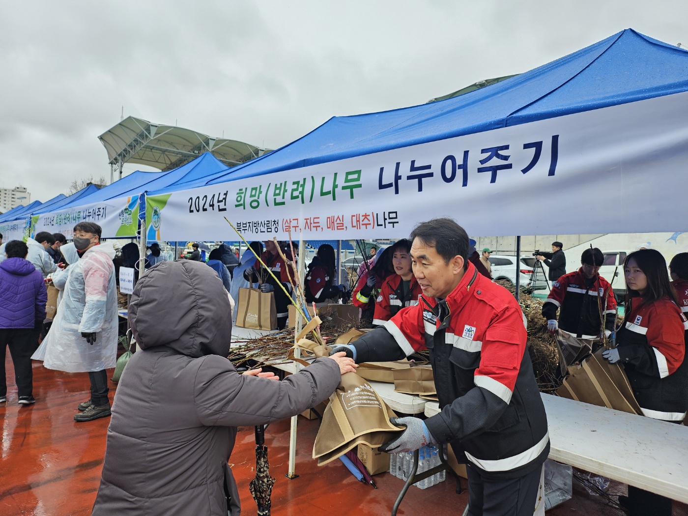 북부지방산림청, ‘반려나무 나누어주기’ 행사 원주시와 공동 개최