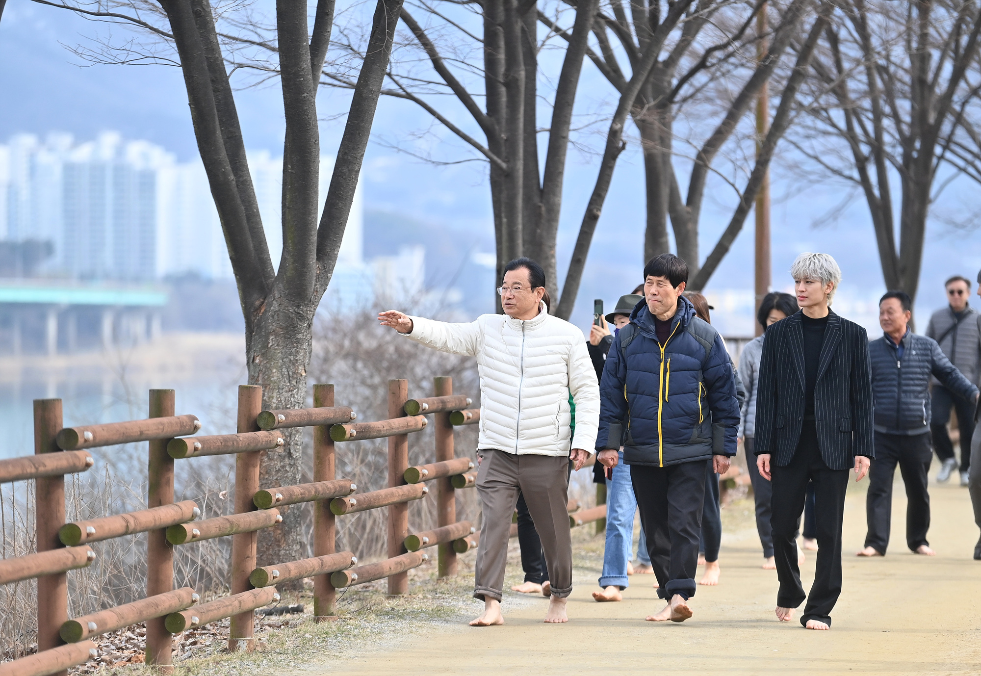 이현재 하남시장, “대한민국 최고의 맨발길인 미사 한강 모랫길로 오세요” …보이그룹 아이콘 멤버 송윤형도 ‘엄지척’