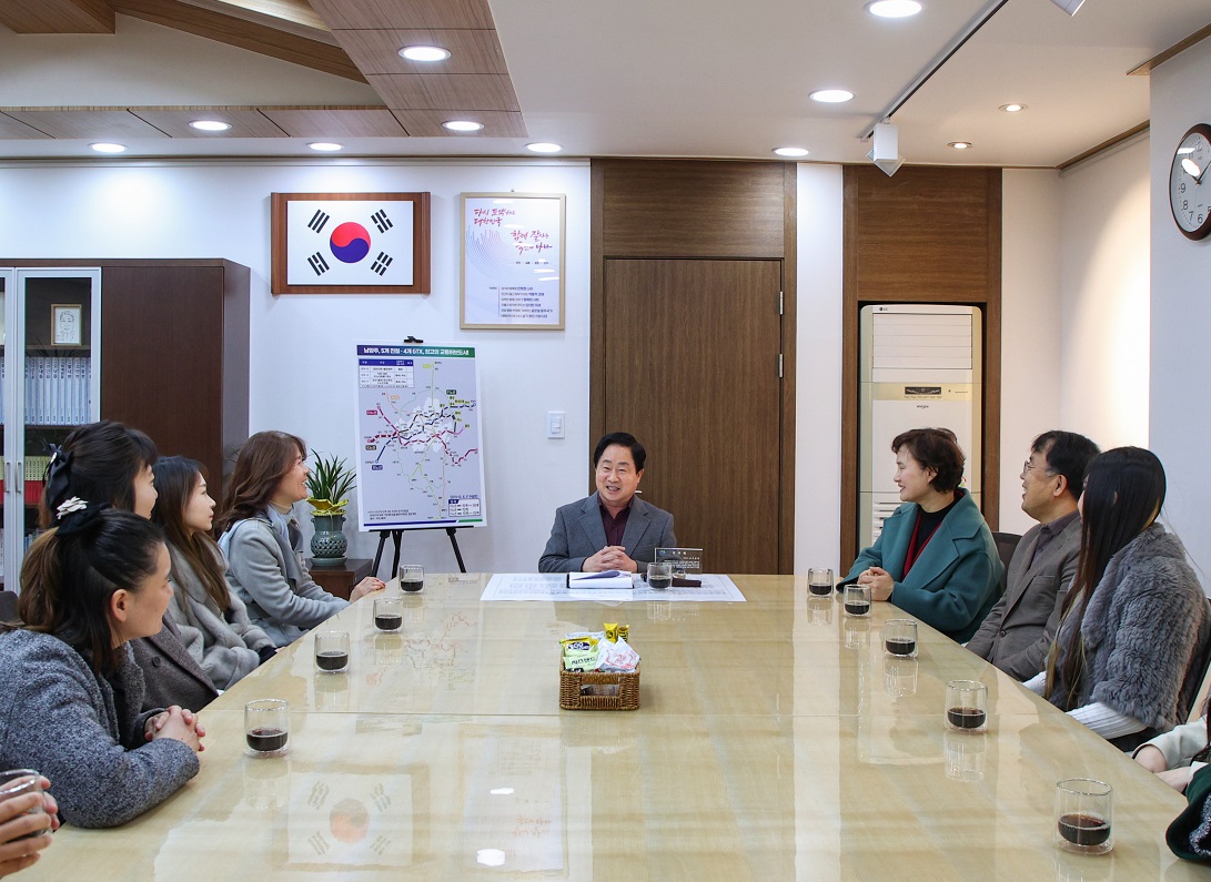 주광덕 남양주시장, 오남초 학부모회로부터 감사패 받아...“안전한 학교 환경을 위한 적극행정에 감사”