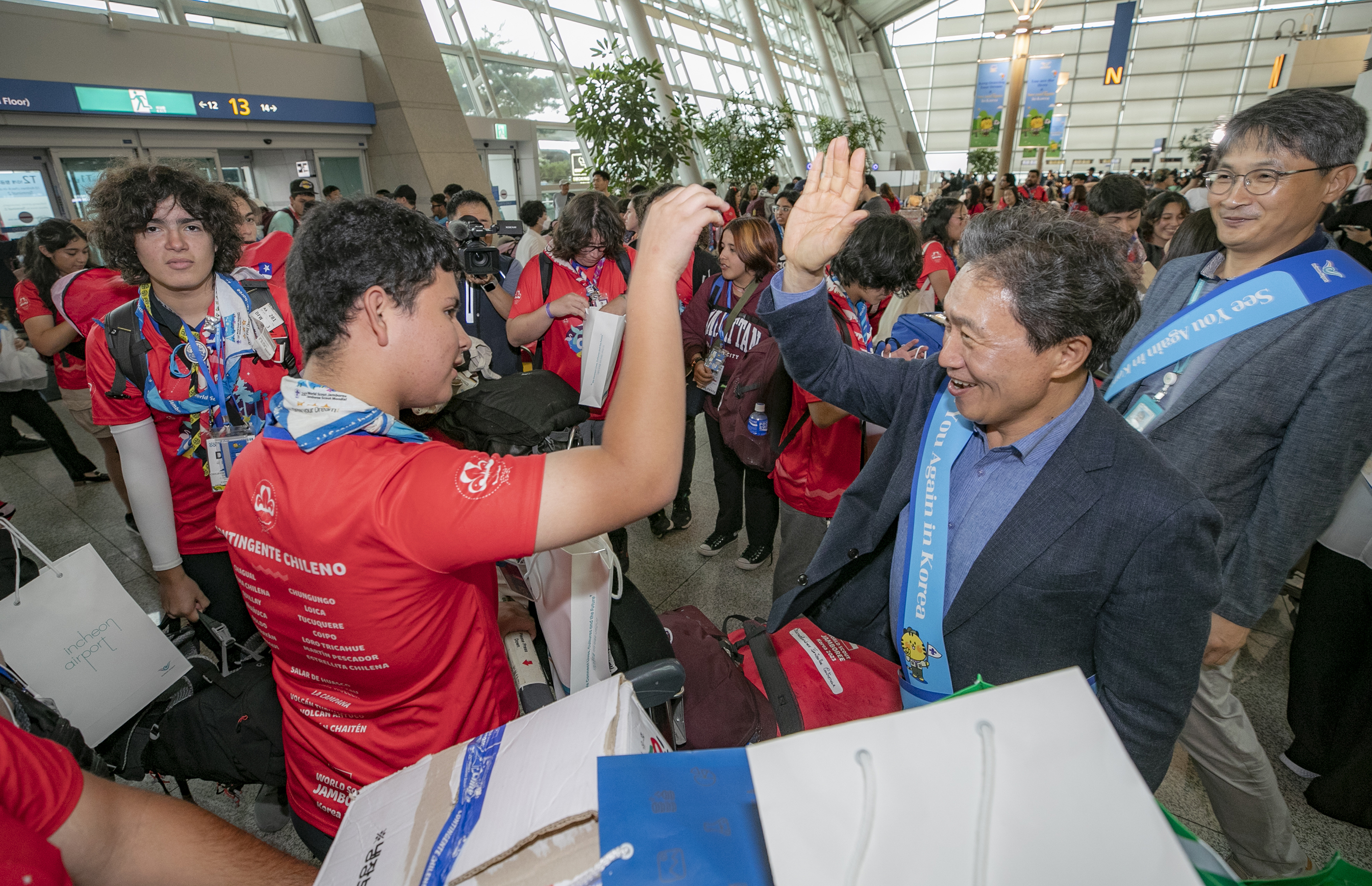 “잼버리 대원 출국길, 안전하고 편안하게” 인천공항공사, 출국 잼버리 대원 환송