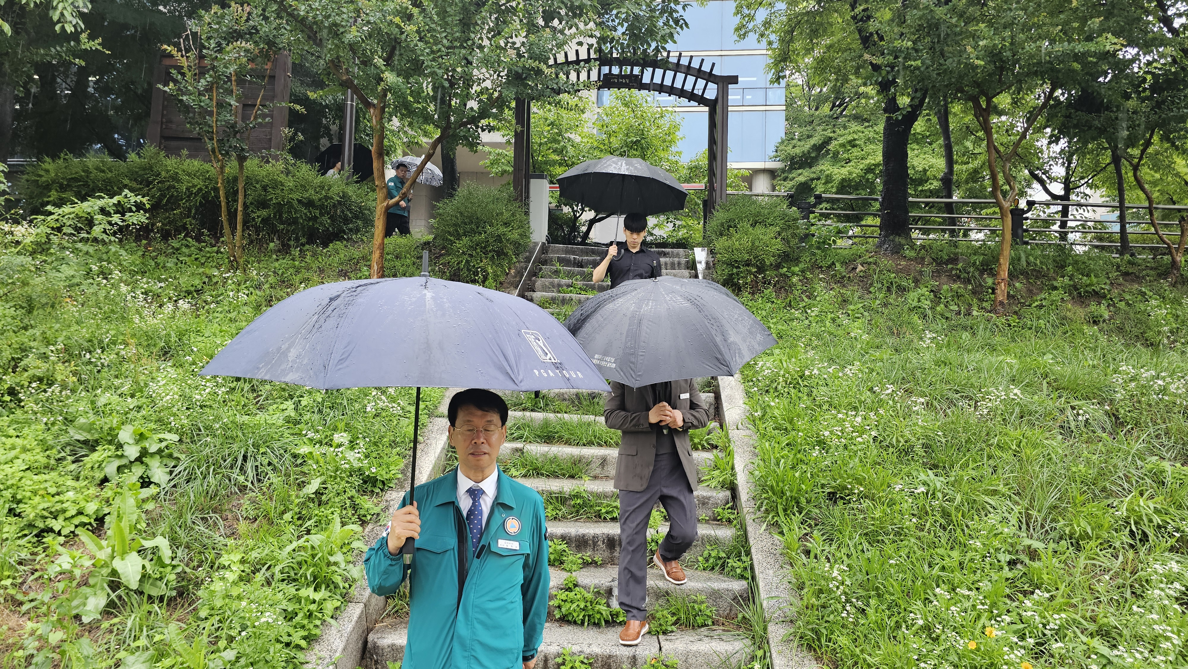 [포토] 황학용 신임 하남부시장,  취임식 생략..."폭우 속 산곡천 현장 점검"