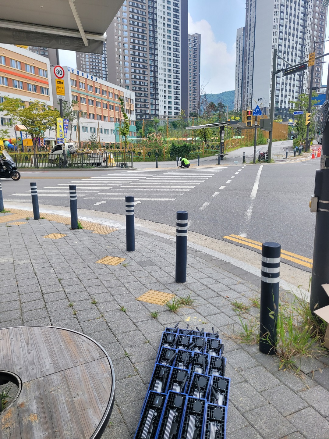 [포토] 하남시 감일지구 초등학교 앞 바닥신호등 설치