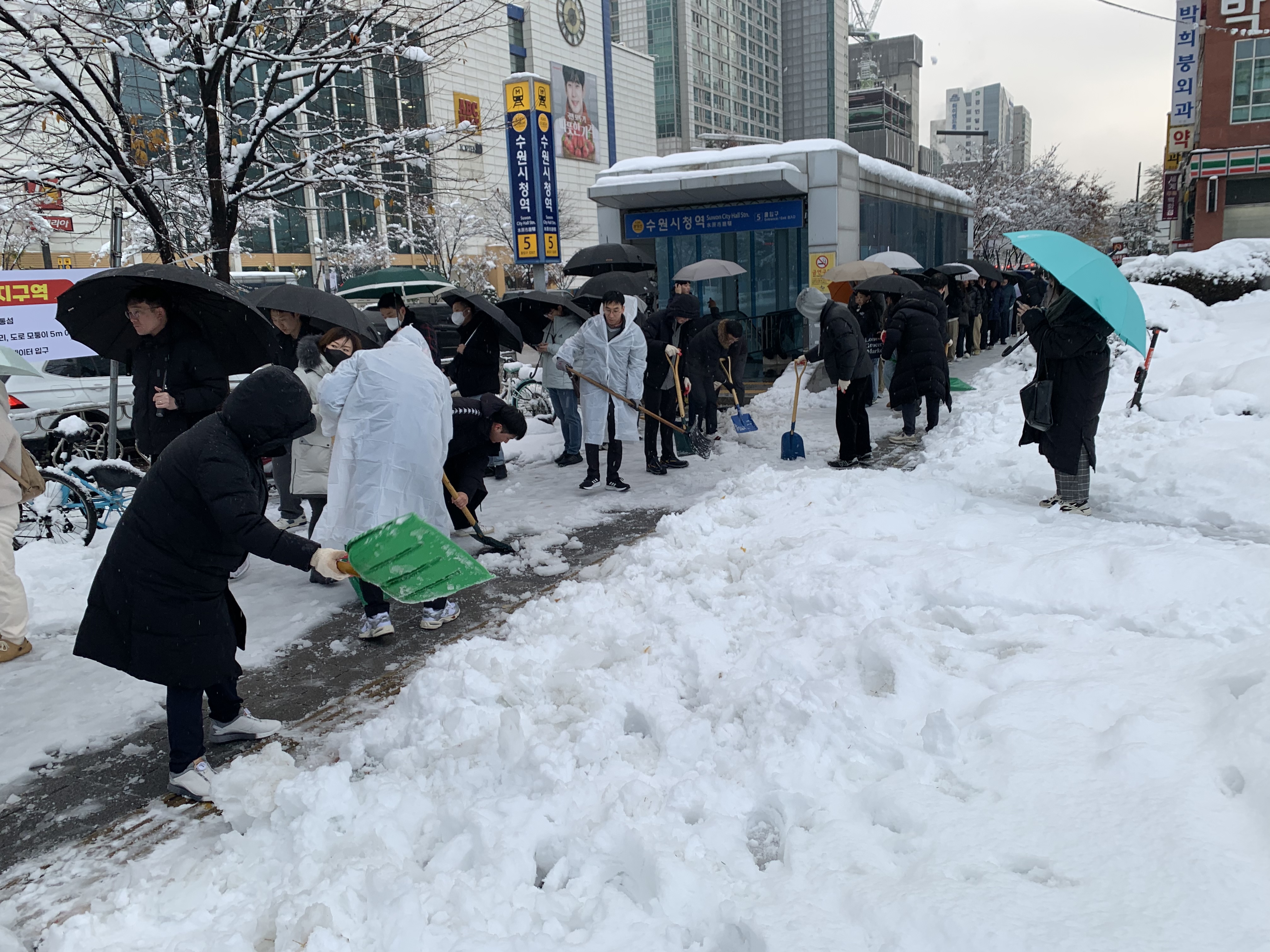 수원시, 43㎝ 폭설에 긴급 제설작업..."동원 가능한 모든 것 투입해 제설"