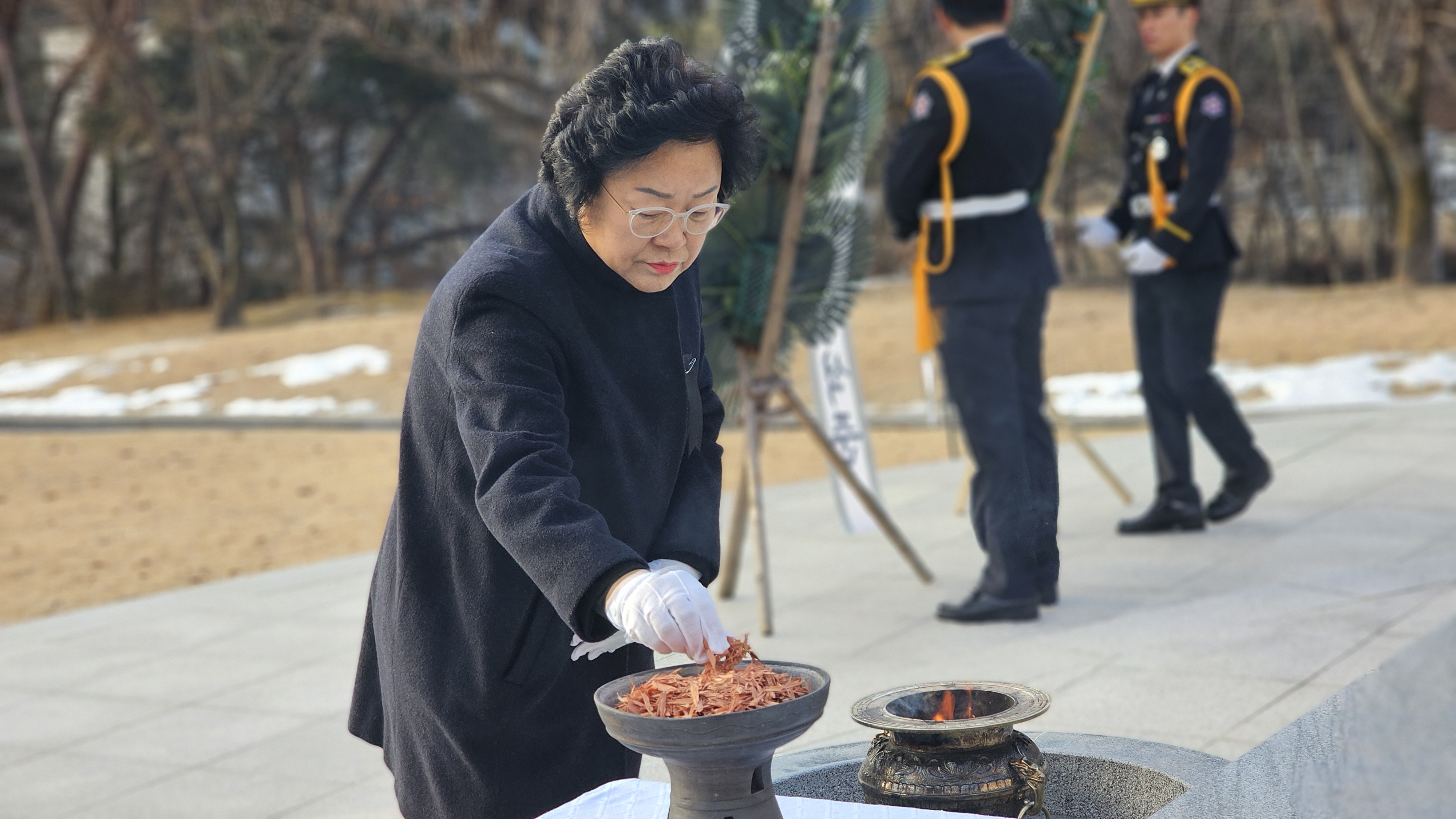 김경희 이천시장, 새해 첫날 현충탑 참배…“시민 행복과 시정 발전에 최선 다할 것”