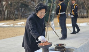 김경희 이천시장, 새해 첫날 현충탑 참배…“시민 행복과 시정 발전에 최선 다할 것”